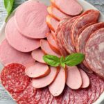 Kolbasa – Sağlamlığımıza təhlükə yaradan qida: Tərkibinə antibiotik vurulur – ARAŞDIRMA