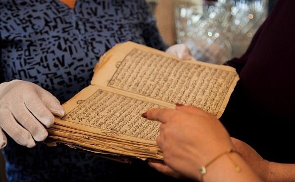 Azərbaycanda hazırlanan 850 illik Quran Londonda – FOTO