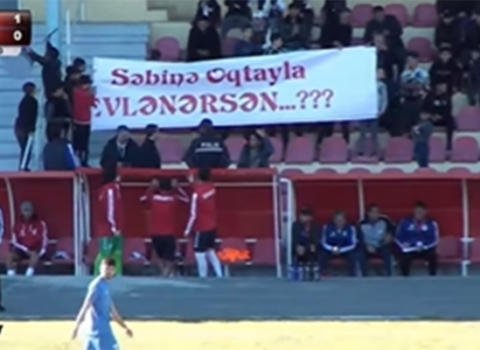 Stadionda evlilik təklif etmişdi, nişanlandılar – VİDEO