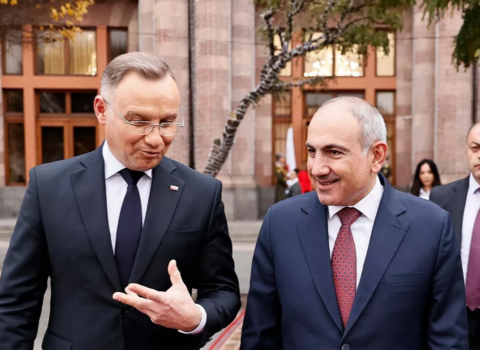 Polşa prezidenti Paşinyana görün nə hədiyyə etdi