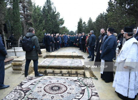 Təyyarə qəzasında həlak olan ekipaj üzvlərinin II Fəxri xiyabanda dəfn mərasimi keçirilir – FOTO