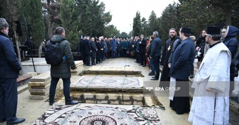 Təyyarə qəzasında həlak olan ekipaj üzvlərinin II Fəxri xiyabanda dəfn mərasimi keçirilir – FOTO