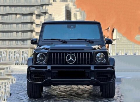 Azərbaycanlı tanınmış aparıcı “Gelandewagen”i ilə qəzaya düşdü