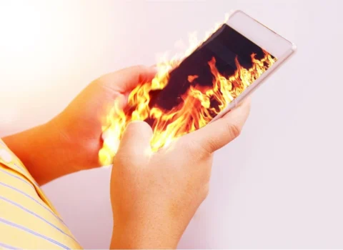 Rusiyada alıcının əlində Çin istehsalı olan smartfon partladı