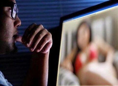 “Kameranı açmağımı, lüt soyunmağımı tələb etdi…” – “İnstagram”da tanış olduğu qızı şantaj etdi