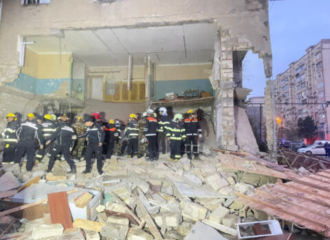 Sumqayıtda yaşayış binasında güclü partlayış olub – FOTO