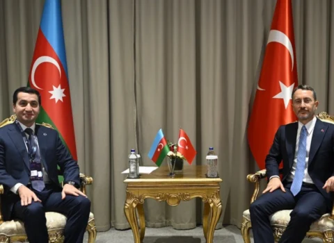 Hikmət Hacıyev Fəxrəddin Altun və Akif Çağatayla Cənubi Qafqazı müzakirə etdi