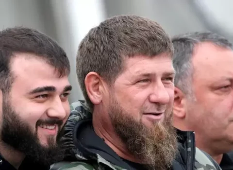 Kadırov AZAL təyyarəsinin vurulduğu günə görə qardaşı oğlunu mükafatlandırdı