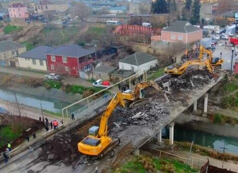 Sumqayıtla Saray qəsəbəsini birləşdirən körpünün söküntü işləri başlandı – VİDEO