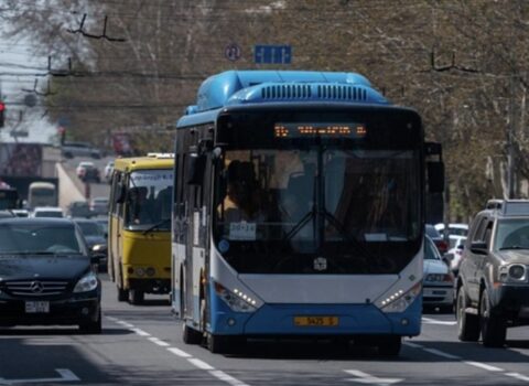 İşdən çıxarılan erməni sürücülər avtobus parkında direktorla görüşmək istəyir