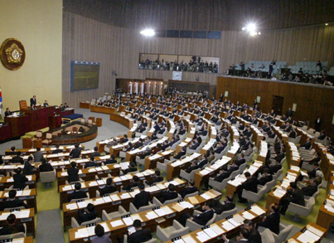 Parlament Cənubi Koreya liderinin qərarını ləğv etdi