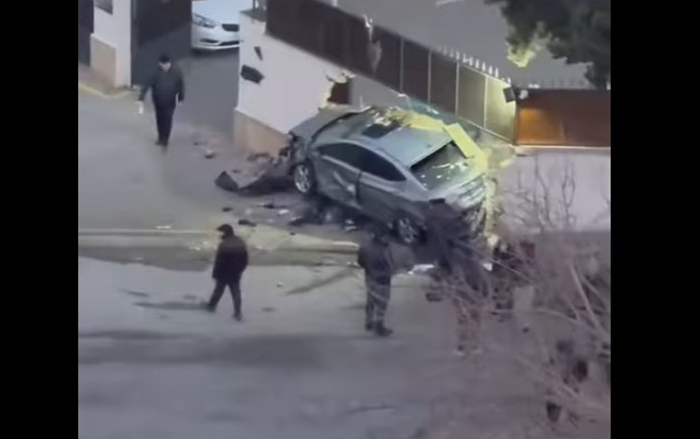 Maşını polis bölməsinin hasarına çırpdı – Video