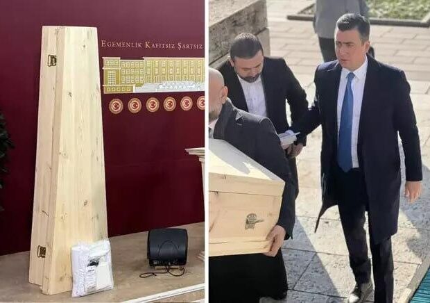 Deputat parlament iclasına tabut və kəfənlə gəldi