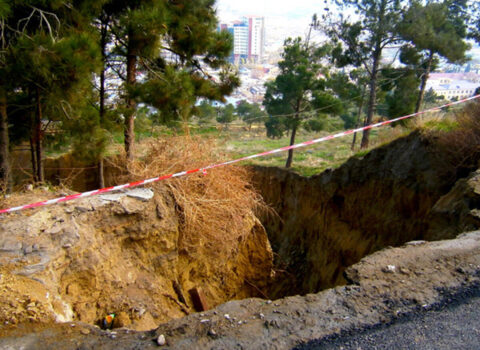 Bu ərazilərdə sürüşmə əraziləri aktivləşdi – Evlərə ciddi təhlükə var
