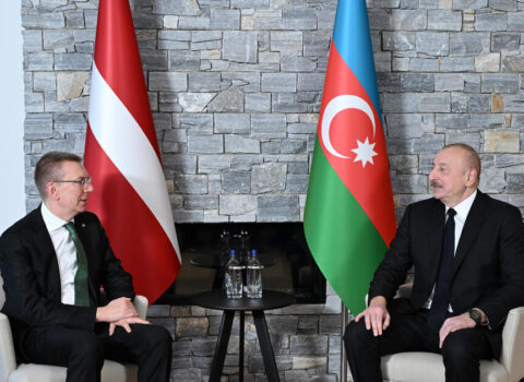 Prezident İlham Əliyev Davosda Latviya Prezidenti ilə görüşüb