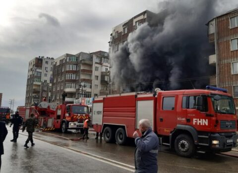 Bakıda yaşayış binasındakı restoran yandı – VİDEO