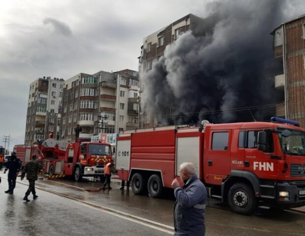 Bakıda yaşayış binasındakı restoran yandı – VİDEO