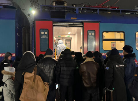 Qazaxıstanda avtomobil yolları bağlandı – Sərnişinlər qatarla evlərinə çatdırıldı