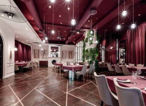 Bakıda 5 nəfər restorana hücum etdi: yaralanan var – Video