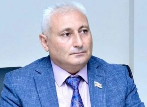 Canlı yayım zamanı deputatın HALI PİSLƏŞDİ – VİDEO