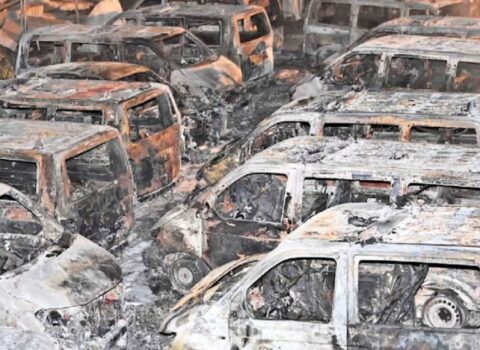 Münxendə 23 polis avtomobili yandırıldı