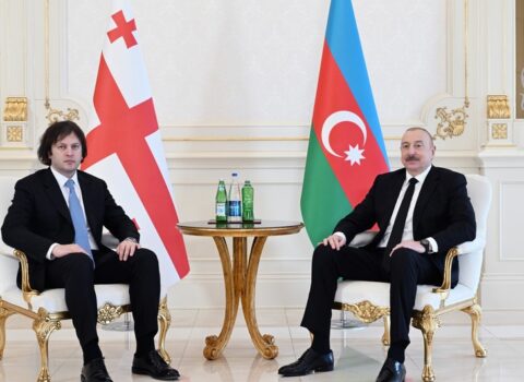 Prezidentin Gürcüstanın Baş naziri ilə təkbətək görüşü başladı