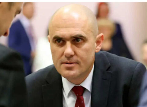Havaya atəş açdı, nazir postundan getdi