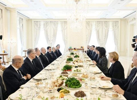 İlham Əliyevin Gürcüstanın Baş naziri ilə nahar əsnasında geniş tərkibdə görüşü oldu