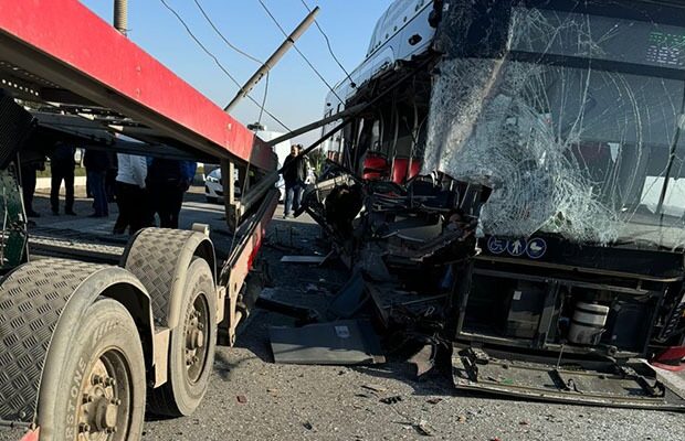 Bakıda avtobus tırla toqquşdu, ölən var – YENİLƏNİB+FOTO