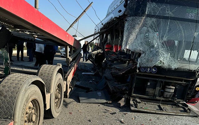 Bakıda avtobus tırla toqquşdu – Ölən var+Foto