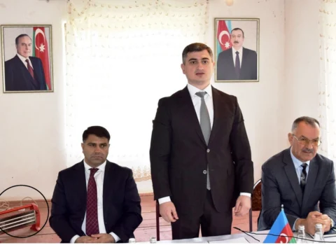 İcra başçısı qalmaqallı şəkilləri saytdan sildirdi, birini “fotoşop”latdı