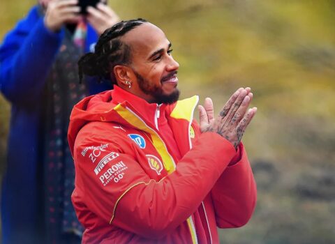 Hamilton Barselonada Ferrarini aşırdı – FOTO