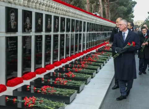 Britaniya səfiri Şəhidlər Xiyabanında