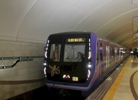 Bakı metrosunda sərnişin relsin üstünə yıxıldı – YENİLƏNDİ