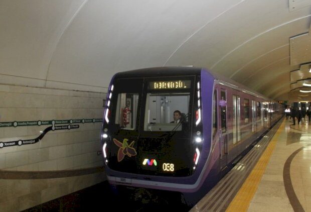 Bakı metrosunda sərnişin relsin üstünə yıxıldı – YENİLƏNDİ