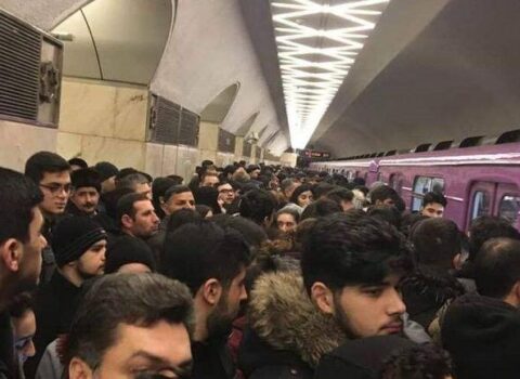 Metroda qatarların hərəkəti ləngiyir