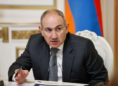 Parlamentdə dava: Paşinyan deputatı döymək istədi – Video