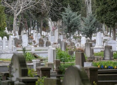Mərhum müğənninin övladları onun qəbir daşına görə dava edirlər