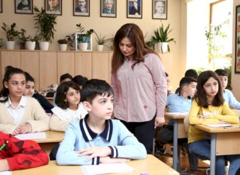 Müəllimlərə güzəşt: Market, avtobus və metroda ola bilər