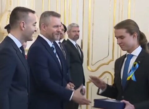 Şagird Slovakiya Prezidentinin əlini sıxmadı – VİDEO