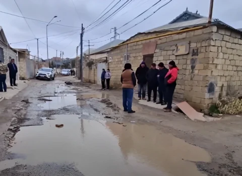 Masazırda kanalizasiya xətti partladı: Yeni çəkilən yol sıradan çıxdı – VİDEO