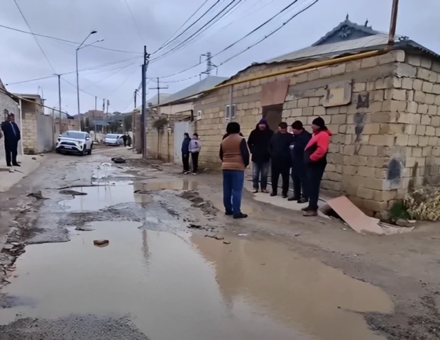 Masazırda kanalizasiya xətti partladı: Yeni çəkilən yol sıradan çıxdı – VİDEO