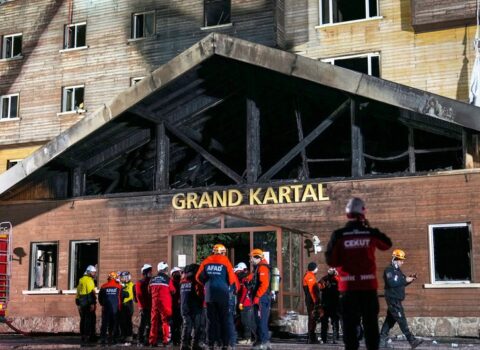 Türkiyədə kurortda baş verən yanğında ölənlərin sayı 79-a çatdı