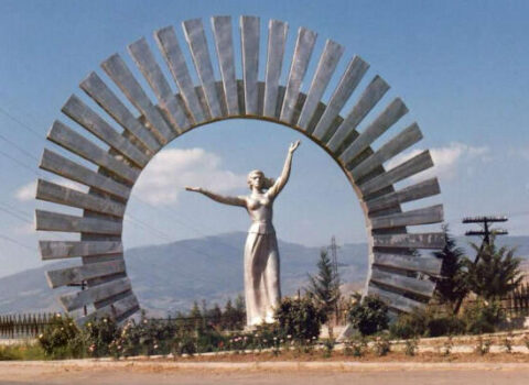 Ermənilərin sərhədə gətirdiyi naməlum heykəl: 49 illik plan ortaya çıxdı