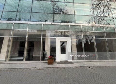 “Rus Evi”nin fəaliyyət göstərdiyi binanın üzərindəki lövhə söküldü – FOTOLAR