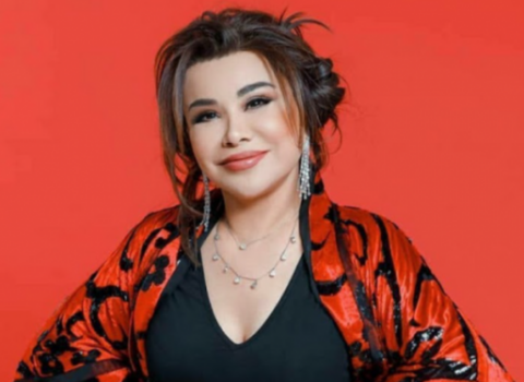 Məşhur müğənni səhnədən yıxıldı – VİDEO