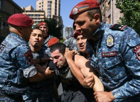 Ermənistan polisi sabiq nazirin oğlunu İrəvanda saxladı: Üzərindən görün nələr tapıldı