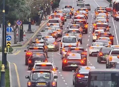 Bakının bir sıra yollarında nəqliyyatın sıxlığı yarandı