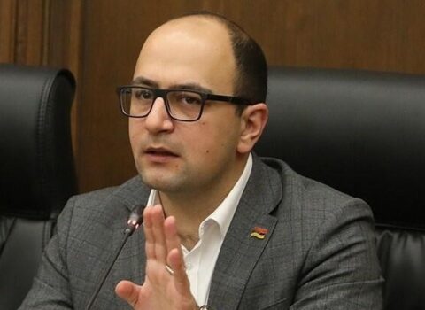 Mamicanyan Paşinyanı “yıxıb-sürüdü”: “Onun ideoloji mesajı…”