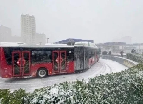 Qarlı havada 40-dan çox avtobus qəzaya uğradı